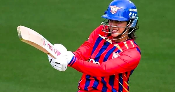 Smriti Mandhana dismisses Richa Ghosh in hilarious Manchester Super Giants backyard cricket challenge; Watch Video Here
