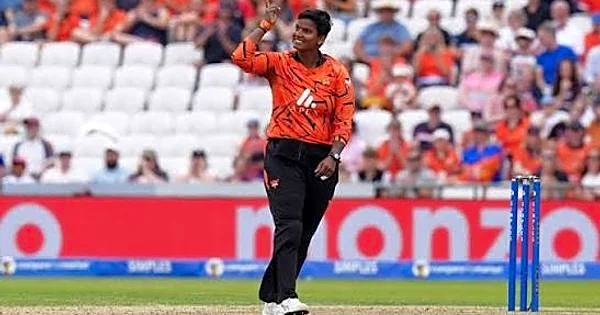 Deepti Sharma’s two-wicket burst helps Sunrisers to commanding win over Manchester Super Giants