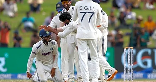 Yashasvi Jaiswal pulls off sharp catch to end partnership between Lahiru Kumara and Sonal Dinusha in Colombo