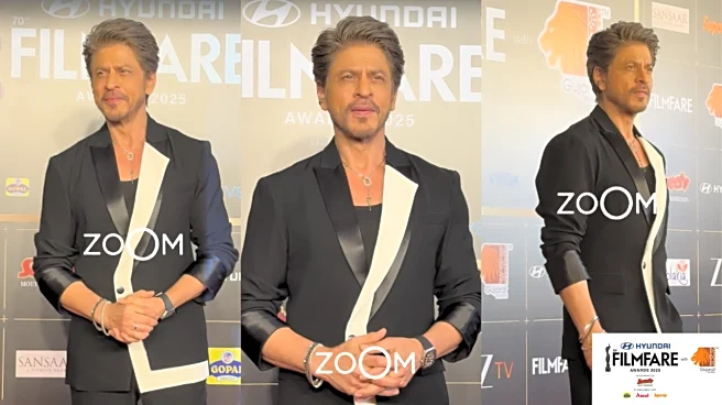 70th Hyundai Filmfare Awards 2025 With Gujarat Tourism: Shah Rukh Khan Brings King Vibes On Red Carpet, Blows Flying Kisses To Fans