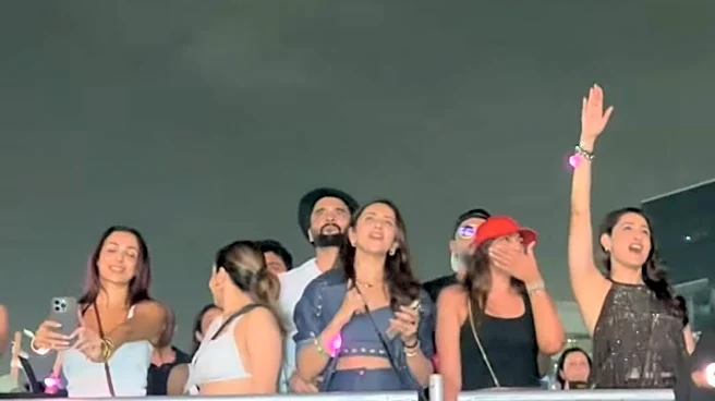 Enrique Mumbai Concert: Malaika Arora, Rakul Preet-Jackky Bhagnani, Pragya Jaiswal Groove To Bailamos - Watch
