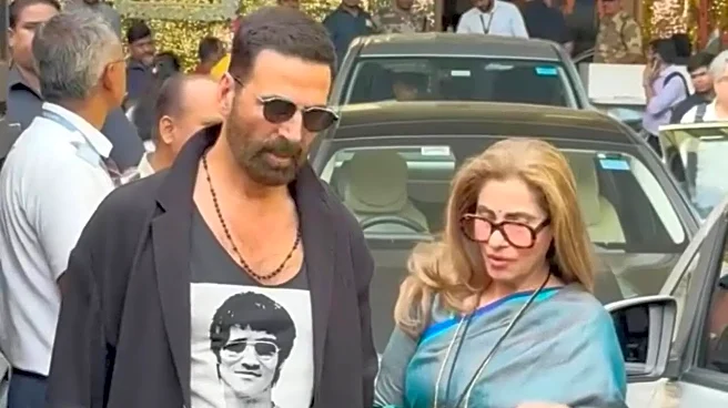Akshay Kumar Sweetly Holds Saas Dimple Kapadia's Handbag At Airport, Wins Hearts