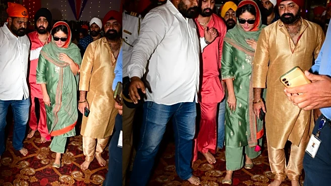 Kareena Kapoor Offers Prayers At Gurudwara On Guru Nanak Jayanti, Actress Spotted In Traditional Ensemble - Watch