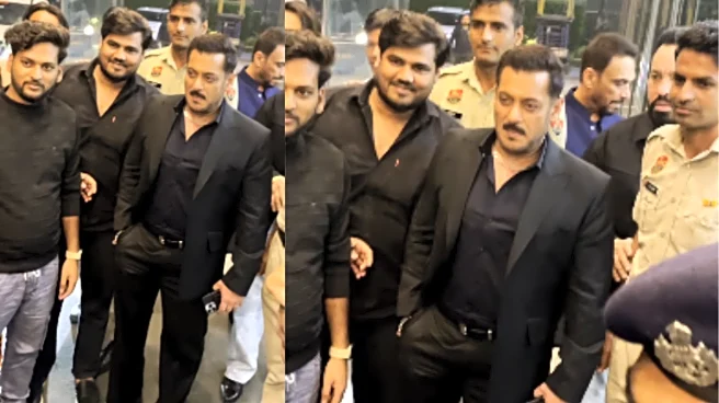 Salman Khan’s Suave Look, Sweet Gesture Toward Fans Melt Hearts; Bhaijaan Smiles While Posing In Viral Video - WATCH