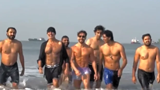 Akshay Kumar, Tiger Shroff Flex Beach-Ready Abs At Juhu For Ocean’s 9 Sneak Peek