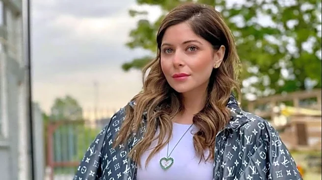 Kanika Kapoor's Fan Grabs Her Legs During Concert; Netizens Shocked Over Security Breach - Watch