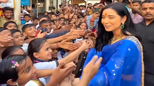 Bigg Boss 19 Finalist Tanya Mittal Greets School Kids At Siddhivinayak Temple: Kya Mein Sach Mein Haar Gayi?