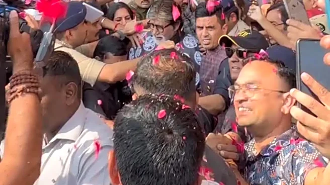 Amitabh Bachchan MOBBED In Surat, Actor Struggles To Navigate Crowd - Watch
