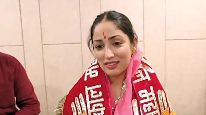 Aditya Dhar, Yami Gautam Visit Ujjain's Mahakaleshwar Temple With Son  Vedavid And Family - Watch