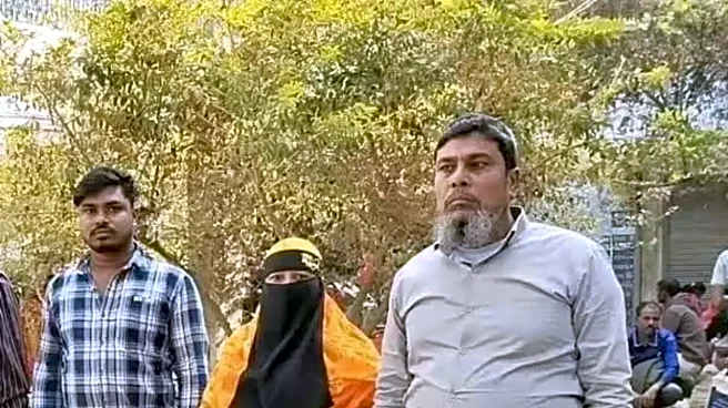 Man Brings Soil From Grandfather’s Grave to SIR Hearing in Bengal, Alleges Harassment