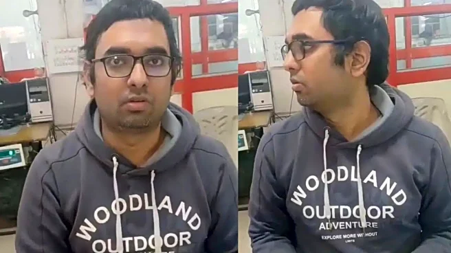 'Punjabi Toh Aani Chahiye' Fresh Language Clash Erupts After Local Man Schools Post Office Staffer | Viral VIDEO