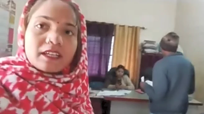 ‘Power Of Social Media’: UP Woman Turns On Camera To ‘Expose’ Government Official's Misbehaviour | VIRAL VIDEO