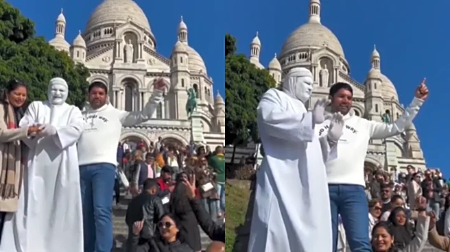 Indian Tourists Chant Slogans In Paris, While Street Performer Urges Them To Calm Down; Video Splits Internet | VIRAL
