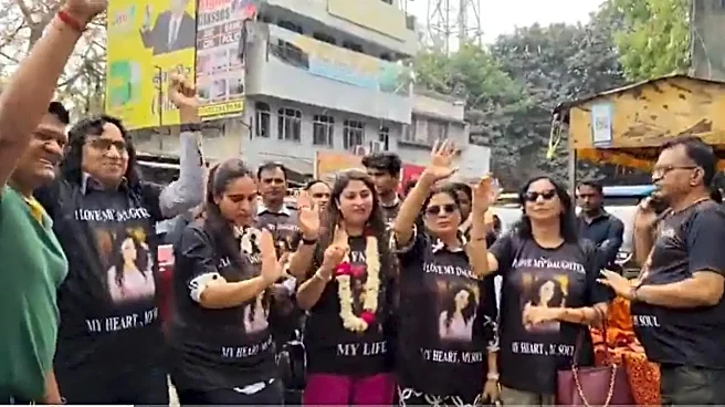 Retired Meerut Judge Celebrates Daughter’s Divorce With Dhols; Family Gives Her Grand Welcome | Viral Video