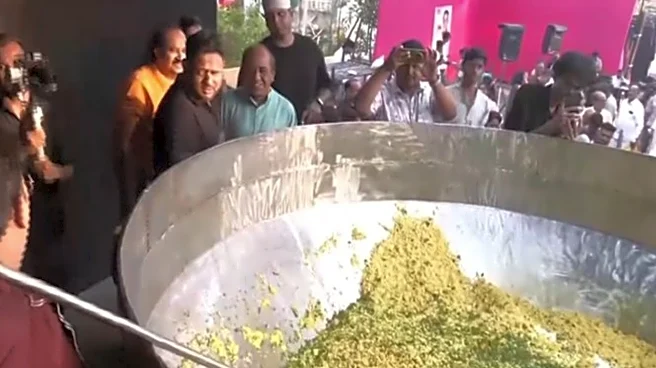 Nagpur Chef Cooks 3,000 Kg ‘Tarri Poha’ On World Poha Day!