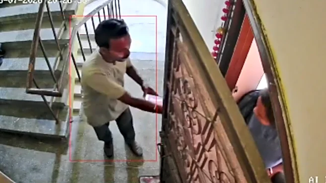 Delivery Guy Handing Order To Minor Tries To Enter House; Mother’s Quick Reaction Gets Hailed