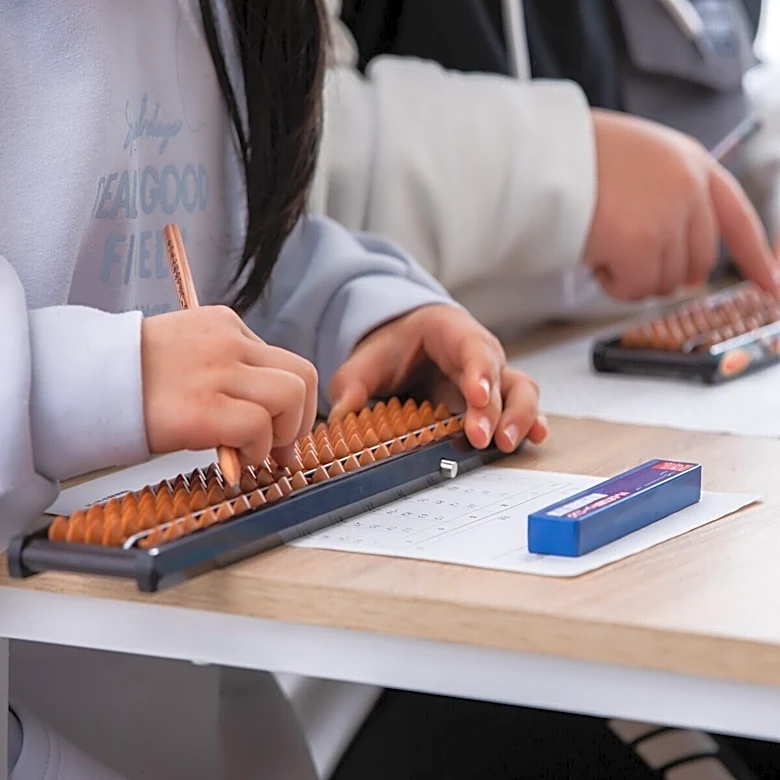 小1までに9割開始！ そろばん「超・早期化」の波。教育熱心な親が「アナログな学び」に惹かれる理由