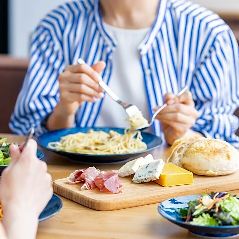 「生活って食べ方に出るんだ……」10年ぶりの女子会で気づいた友人の「驚きの食事マナー」