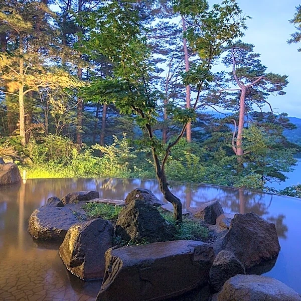 【福島県で泊まってよかった】「裏磐梯レイクリゾート 五色の森」は桧原湖と磐梯山を望む高原リゾート。四季折々の絶景に包まれながら、上質な休日を