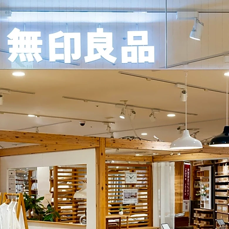 「アルミ製だから軽いです」無印良品の「アルミ角型ハンガー」が大人気。一人暮らしにちょうど良いサイズ感