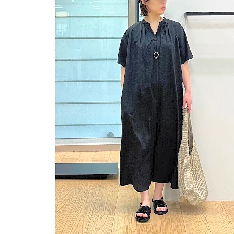 顔もおなかもすっきり見え！ 二の腕も隠れる！ 抜け感抜群の「ふんわりワンピ」でつくる40代の夏コーデ