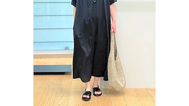 顔もおなかもすっきり見え! 二の腕も隠れる! 抜け感抜群の「ふんわりワンピ」でつくる40代の夏コーデ