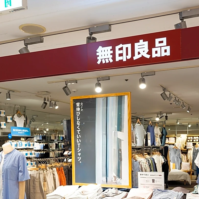 「アイロン持ってるけどこっちのがイイなぁ」無印良品の衣類ハンディスチーマー、軽くて気軽に使えると評判