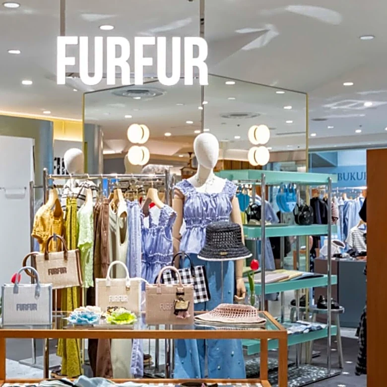 「かわいすぎんか」シナモロール、FURFURとの初コラボが話題。8/1発売のぬいぐるみチャーム付きバッグにファン興奮