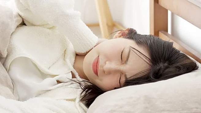 寝だめをしたのに頭がズキズキ……「寝過ぎて頭痛」はなぜ起こる？ 【医師が解説】