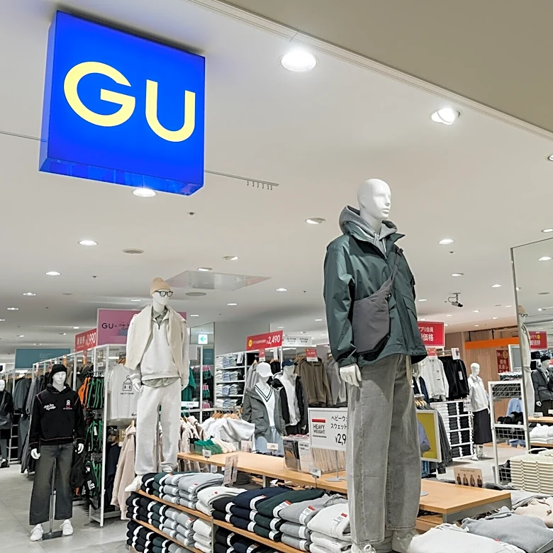 「肩からはみ出さない」GUのビッグカラーブラウスが話題。大きな襟でも大人っぽく着られる