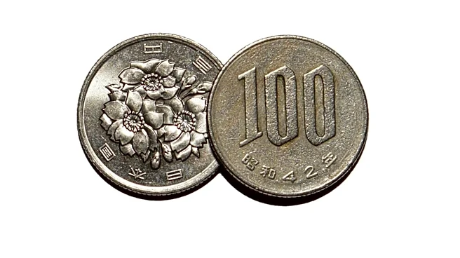 大量に発行された現行の100円玉が「13万円」に大化け! “万超え”の可能性を秘めた100円玉の特徴とは