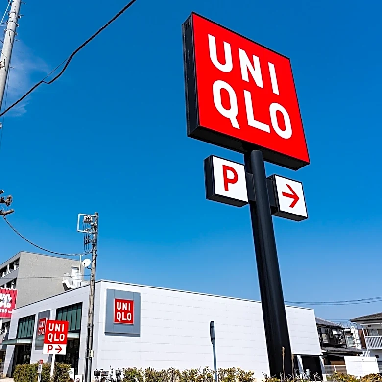 「ちょっとー！ これ売ってたの」ユニクロのサテンブラウスに再販希望殺到。品切れ続出の人気ぶり