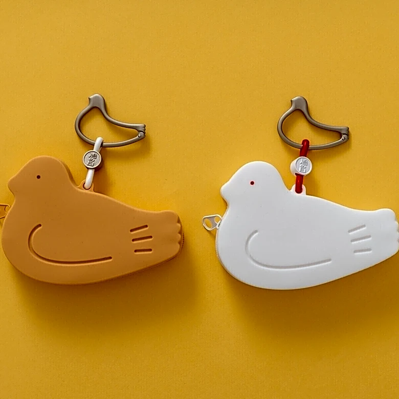 ぷっくりとした見た目が愛らしい！鳩サブレーが1枚入る限定ポーチ「はとっこ」、8月10日・鳩の日に販売