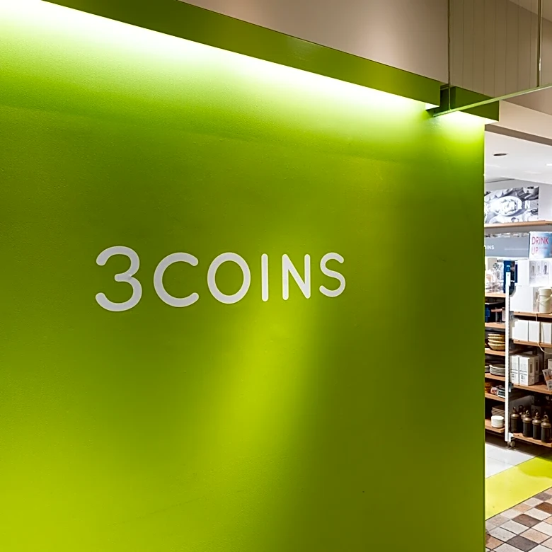 「とんでもなく良くてだね…」3COINSのはっ水ミニショルダーが880円で話題。撥水加工でポケットもたっぷり