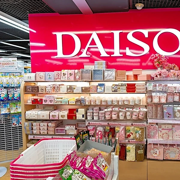 「断水した時に良さそう」ダイソーの「折りたたみポリタンク」が550円で反響。防災だけでなく水遊びグッズにも