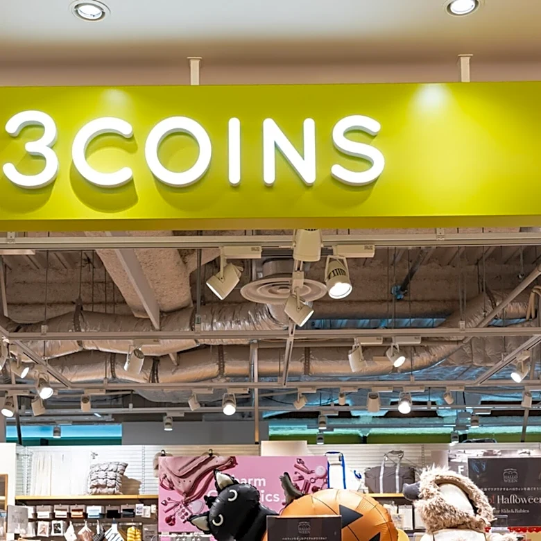 550円の神コスパ、3COINSの「極薄ミニウォレット」に反響。推し活のお出かけにも大活躍で「めちゃ薄」の声