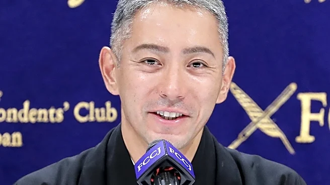 市川團十郎、長男とプールを満喫する姿に反響⇒「お顔そっくり」「気持ち良さそう」