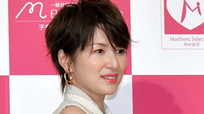 吉瀬美智子、CHANELのスカーフの使い方にSNSざわつく「誰かわからん」「私がやったら完全に給食のおばちゃんになる」