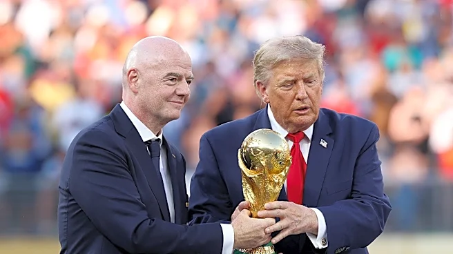 FIFA会長があたふた？ 表彰式でのトランプ氏の"挙動"に批判殺到。英紙の写真にも反響「笑ってしまった」