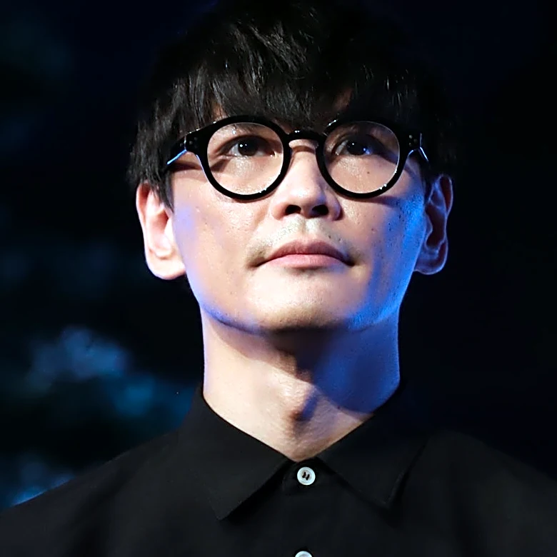 「バスで！？」サカナクション・山口一郎、まさかの移動姿にSNS驚き「大学生の通学かと」「この後ライブする人とは思えない」