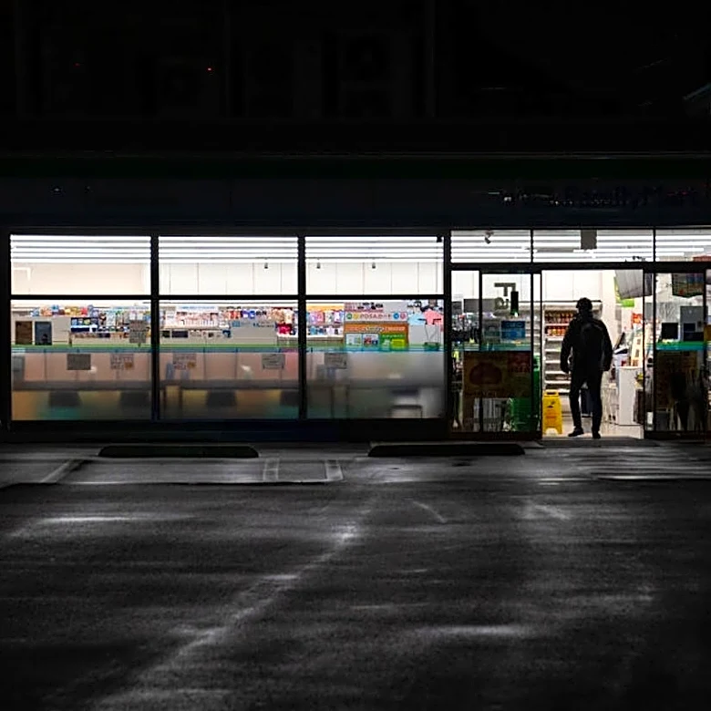 夜のコンビニに侵入したのは…“珍客”。防犯カメラが捉えた姿に店員もびっくり「アニメのワンシーンみたい」（海外）