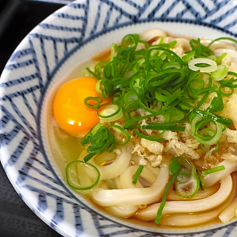 「芸術だよこれもう」立体的な“うどんネイル”にSNS驚き「食品サンプルレベル！」「ネギついてるのかわいい」