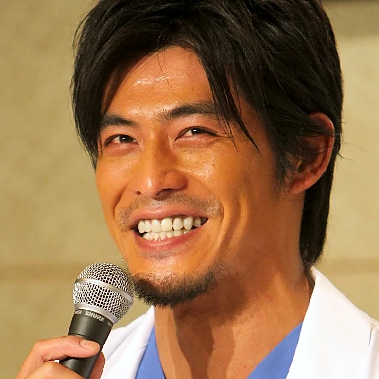 「海が似合う男No.1」坂口憲二のサーフィン姿にSNS沸く「カッコよすぎ」「奇跡の生還」「復活してめっちゃ嬉しい」