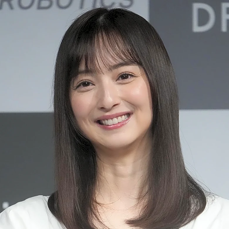 佐々木希、人気俳優一家と旅行→2ショットに「顔のパーツまで似てきた」「姉妹に見えてきました」と大反響