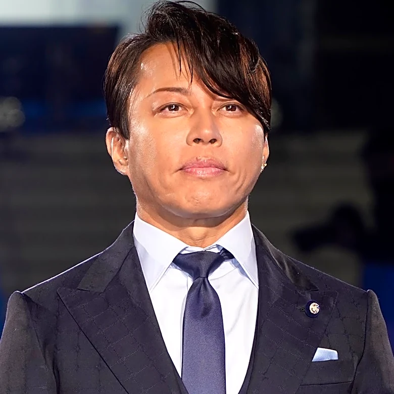 西川貴教「黒ガムテ巻き方講座」を投稿→「助かります！」「あれガムテだったの？」「取る時どーすんの！」SNSざわつく