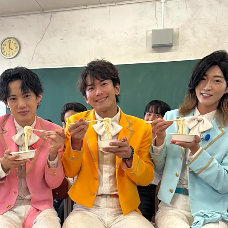 モナキ驚き“1000人で作った巨大流しそうめん「全長415ｍ」そうめんがプールを渡る！？ 高校生による前代未聞の仕掛けに劇団ひとりも爆笑