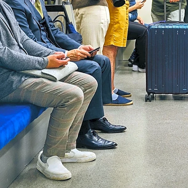 電車内ではしゃぐ観光客グループ、地元民への“侮辱的な言動“が炎上 ⇒ 大使館が謝罪する事態に（海外）