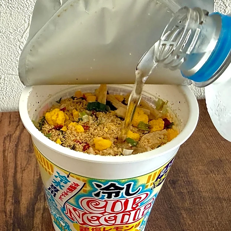 「脳がエラーを起こす」「すごい発明」SNSで話題の『お湯禁止のカップ麺』想像以上においしくてビビったわ！《実食レビュー》