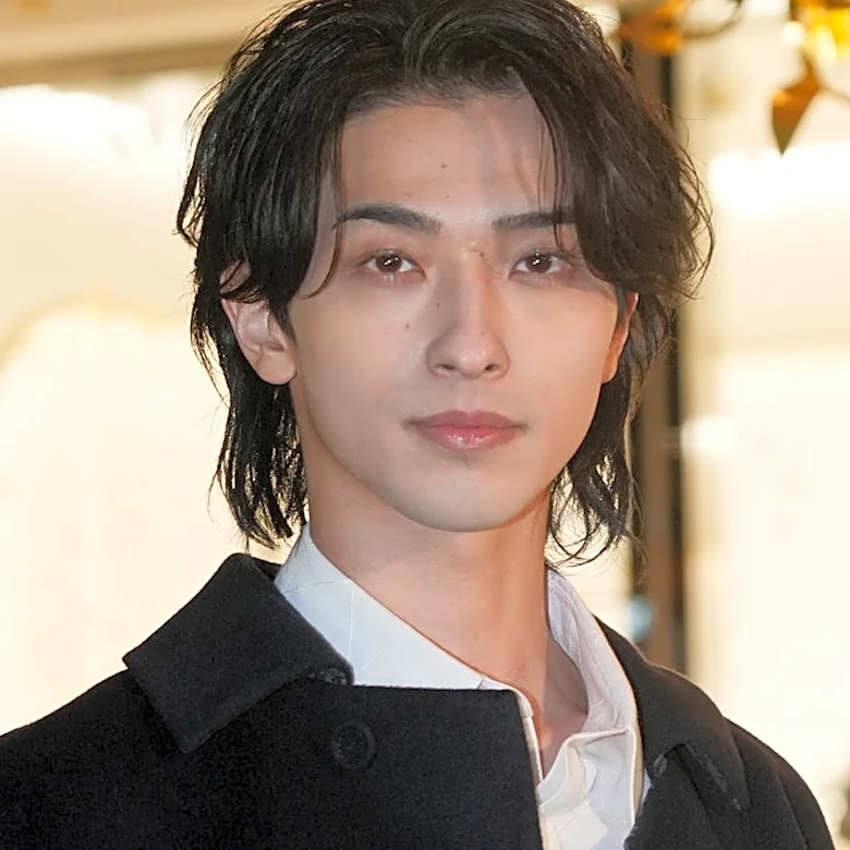 横浜流星の解禁された姿に「一瞬誰？ってなった」「激シブっ」「ワイルドなお髭」と大反響