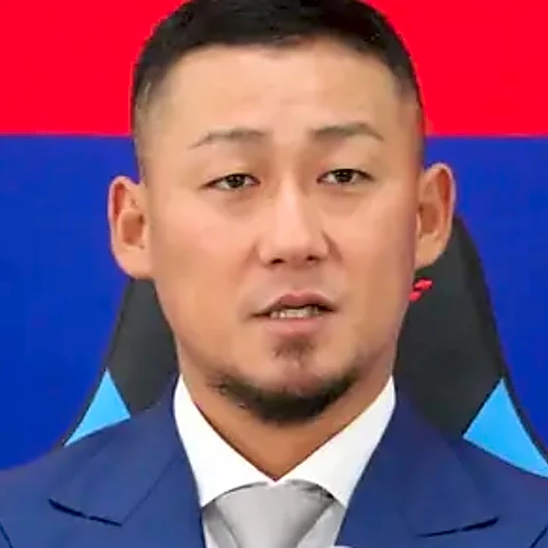 「この背比べ…いる？」中田翔、釣った“巨大魚”と寝転ぶ姿→「すごぉぉい」「お見事」「比べ方おもしろ」と反響